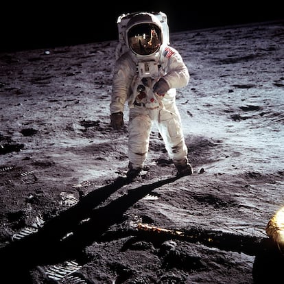 El astronauta estadounidense 'Buzz' Aldrin es fotografiado por Neil Armstrong sobre la superficie lunar cerca del módulo espacial 'Eagle', el 20 de julio de 1969. 