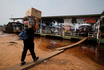 El sábado 1 de octubre, el día anterior a las elecciones, en el puerto de Sao Raimundo, en la ciudad de Manaos, un trabajador carga una urna electrónica para subir a un bote que ayudará a distribuirlas en distintas poblaciones en los alrededores de Manaos, capital del Estado brasileño de Amazonas.