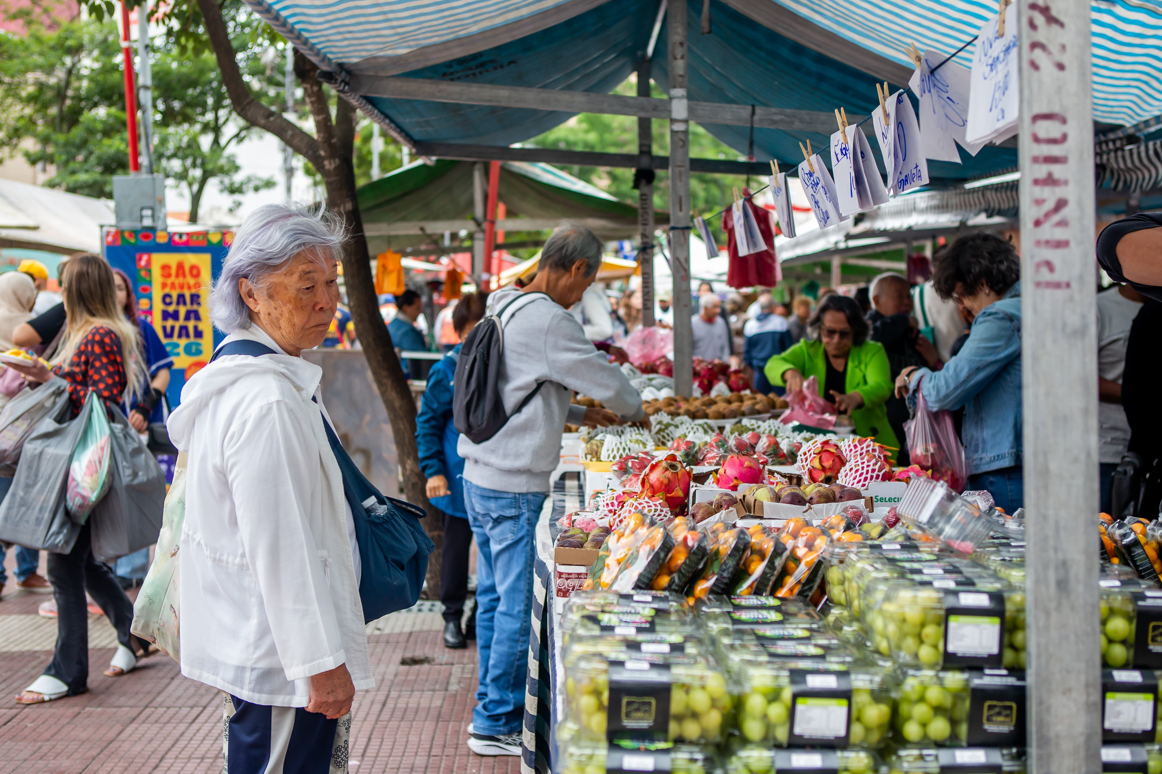 Mercado de frutas y verduras del barrio de Liberdade, en São Paulo, emblema de una comunidad que empezó a llegar a principios del XX a Brasil para trabajar en las fincas de café.
