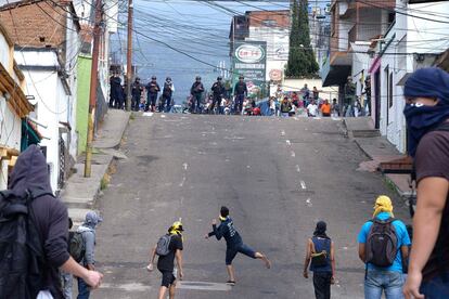 Enfrentamientos entre estudiantes y policía en la ciudad de San Cristóbal (Venezuela). Los estudiantes protestan contra la sentencia del Tribunal Supremo de Justicia, que limitó el control parlamentario al Ejecutivo.