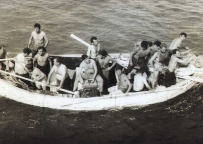 Na&uacute;fragos del buque atacado a un costado del barco PG Thulin.