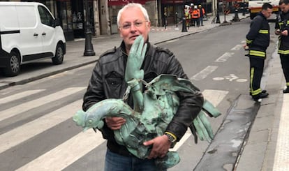 El arquitecto Philippe Villeneuve sostiene la escultura de un gallo que coronaba la aguja de Notre Dame.