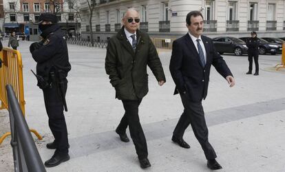 Eugenio Pino, con gafas de sol, en la Audiencia Nacional, en febrero pasado.