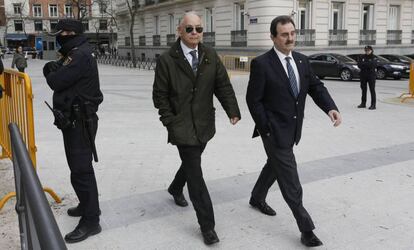 Eugenio Pino, con gafas de sol, en la Audiencia Nacional, en febrero pasado. 