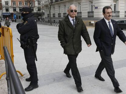 Eugenio Pino, con gafas de sol, en la Audiencia Nacional, en febrero pasado. 