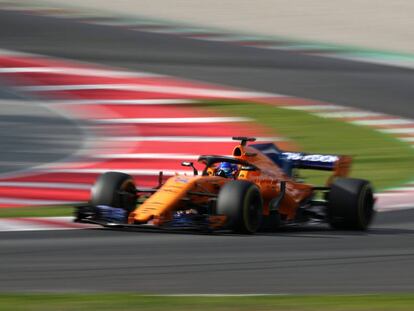 Fernando Alonso pilota el McLaren durante los tests en Montmeló.