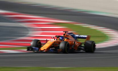 Fernando Alonso pilota el McLaren durante los tests en Montmeló.