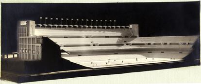 Proyecto de ampliación del estadio de Chamartín de Manuel Muñoz Monasterio y Luis Alemany en 1953. "El estadio del Real Madrid debe de ser uno de los proyectos que más ideas y reformas, planificadas o ejecutadas, ha suscitado en Madrid", apunta el arquitecto Eduardo Delgado. "Es una lectura muy directa de esa especie de coliseo moderno que son los campos de fútbol y, aunque la referencia no esté mal traída, es un abordaje un poco burdo de lo que se había hecho en Berlín o en Roma". (Maqueta recogida en la exposición "Cámara y Modelo", de Fundación ICO).