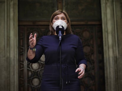 La portavoz parlamentaria y presidenta del PP valenciano, Isabel Bonig, en el Palau de la Generalitat tras entrevistarse con el presidente Ximo Puig.