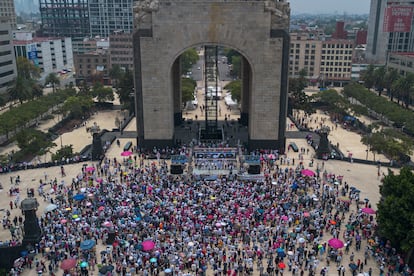 Las personas que se manifiestan marchan hacia el monumento a la Revolución y gritan lemas como "el pueblo se alza en contra de esta farsa". 