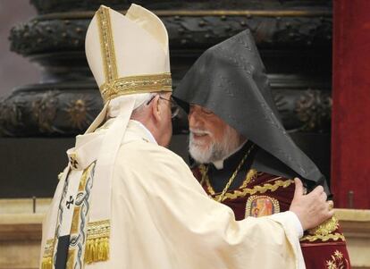 El Papa saluda el líder religiós armeni aquest diumenge.