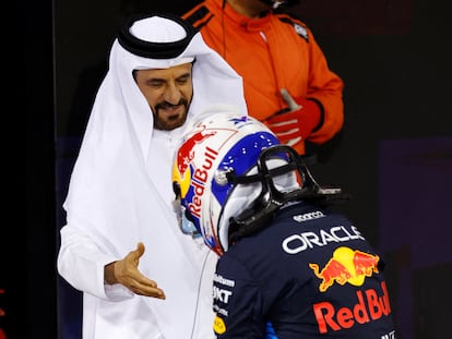 Max Verstappen, con el presidente de la FIA Mohammed Ben Sulayem, después de la clasificación en Bahréin, el pasado 1 de marzo.