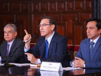 Desde la izquierda, el ministro César Villanueva, el presidente Martín Vizcarra y el congresista Gilbert Violeta.