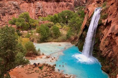 En Havasu Canyon, un angosto ramal del Gran Cañón, los havasupai, el “pueblo del agua azul”, cultivan la tierra desde hace al menos 700 años. Los havasupai reciben su nombre por el color de las pozas y cascadas —Navajo Falls, Beaver Falls, Havasu Falls y Mooney Falls—que forman varios torrentes subsidiarios del río Colorado. Más información: <a href="https://www.thecanyon.com/havasupai-falls" target="_blank">www.thecanyon.com</a>