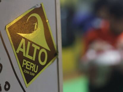 Pegatina de la escuela de surf Alto Per&uacute;, en Lima, pensada para que los ni&ntilde;os m&aacute;s vulnerables escapen de la violencia de las pandillas.