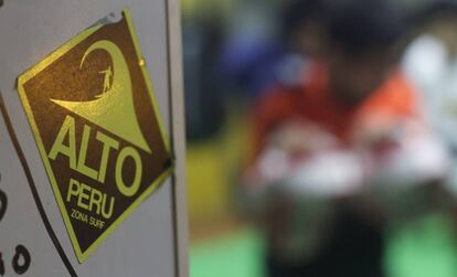 Pegatina de la escuela de surf Alto Perú, en Lima, pensada para que los niños más vulnerables escapen de la violencia de las pandillas.