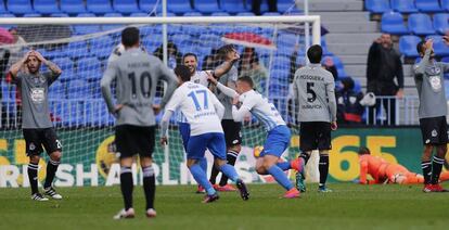 Ontiveros corre a celebrar el gol de la victoria del M&aacute;laga ante la desesperaci&oacute;n de los jugadores del Deportivo.