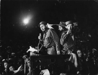 Fidel Castro da un discurso en la base militar de Batista "Columbia", ahora conocida como Ciudad Libertad, en Cuba.