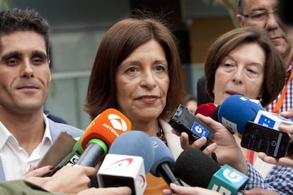 La candidata de Ciudadanos a la Presidencia de la Xunta, Cristina Losada , atiende a los medios tras depositar su voto.