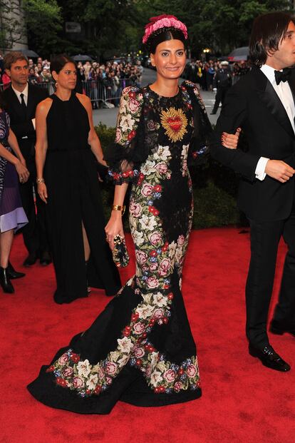 Giovanna Battaglia supo defender como buena italiana el look madonna que le impusieron los Dolce & Gabbana.