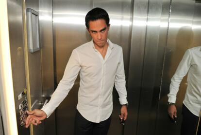 Alberto Contador, en el ascensor del hotel de Pinto donde dio ayer una rueda de prensa.