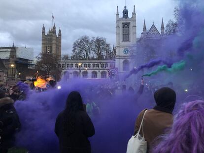 Un grupo de mujeres protesta este martes frente al Parlamento británico.