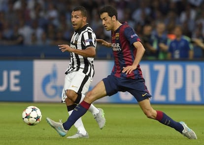 Sergio Busquets, junto a Carlos Tévez en la final de Berlín.