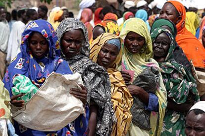 Varias sudanesas hacen cola para obtener comida en el campamento de refugiados de Kass, al sur de Darfur.