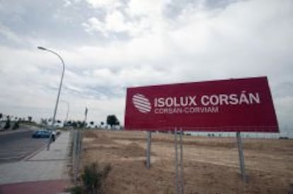 Carteles de Isolux Cors&aacute;n en unas obras