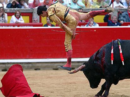 Sebastián Castella fue volteado sin consecuencias dos veces en su segundo toro.