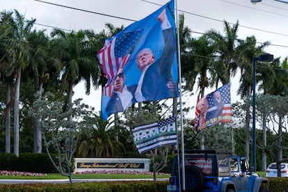 Banderas colocadas por simpatizantes ondean al viento antes de la llegada del presidente de EE UU Donald Trump al Trump International Golf Club, el viernes 4 de abril de 2025.