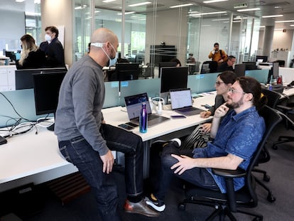 Ambiente entre los trabajadores de la sede central del BBVA de Madrid.