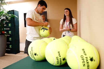 Alcaraz firma pelotas en las instalaciones de Indian Wells.