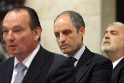 Francisco Camps (en el centro), durante la reunión mantenida ayer con los presidentes de Cámaras de Comercio.