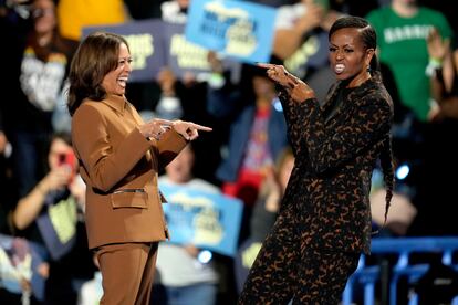 La vicepresidenta y candidata demócrata, Kamala Harris, y la ex primera dama Michelle Obama, durante un mitin en Kalamazoo (Michigan), el sábado.