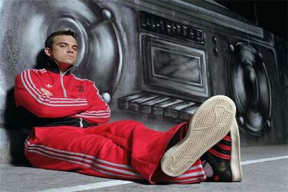 Robbie Williams, vestido de Adidas, con la que le une un contrato, en su reciente encarnación como &#39;rapero&#39;.