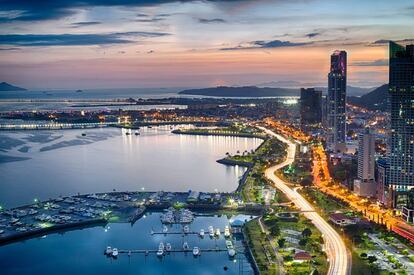 Panorámica de Ciudad de Panamá sobre la avenida Balboa y la Cinta Costera.