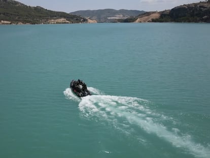 Una lancha de la Guardia Civil en el pantano de Santolea de Teruel, en cuya orilla se encontraban las plantaciones de marihuana.