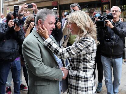 La vicepresidenta Yolanda Díaz saluda al presidente de la Academia de la Llingua Asturiana, Xosé Antón González Riaño, este viernes en Oviedo.