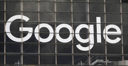 Logo de Google en un edificio en París. 