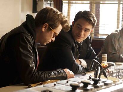 Dane DeHaan como James Dean (izquierda) y Robert Pattinson, como Dennis Stock, en &#039;Life&#039;.