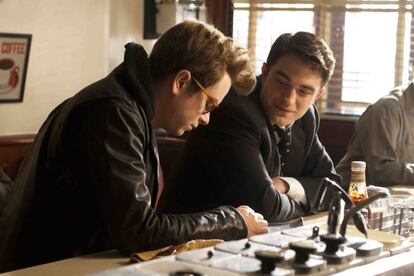 Dane DeHaan como James Dean (izquierda) y Robert Pattinson, como Dennis Stock, en &#039;Life&#039;.