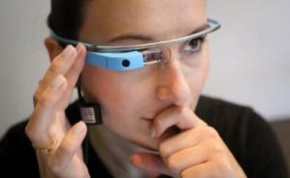 En la imagen, una mujer presenta las gafas Google Glass. EFE/Archivo