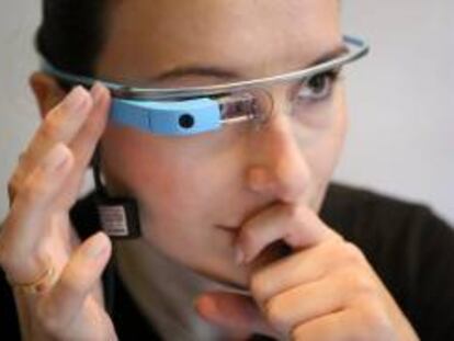 En la imagen, una mujer presenta las gafas Google Glass. EFE/Archivo