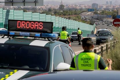 Agentes de la Guardia civil durante un control de alcoholemia y drogas en la autovía A-30 que une Cartagena con Murcia, el 2 de julio, primer día de la operación especial de tráfico del verano.