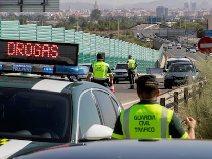 Agentes de la Guardia civil durante un control de alcoholemia y drogas en la autovía A-30 que une Cartagena con Murcia, el 2 de julio, primer día de la operación especial de tráfico del verano.