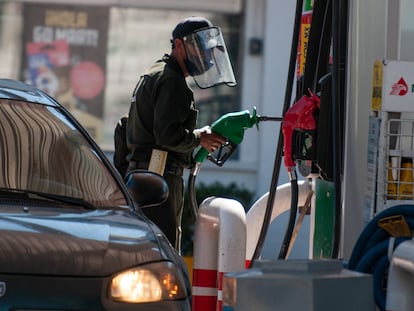 Un trabajador dispensa gasolina en Ciudad de México.