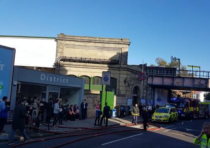 Personas de emergencias en el exterior de la estación de metro de Parsons Green tras la explosión.