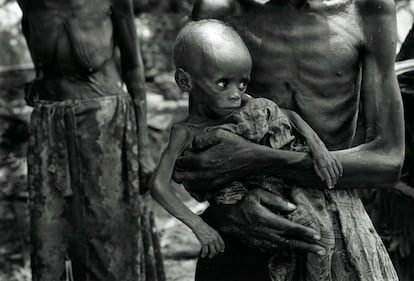 Diciembre 1996. En el pueblo de Biaro, la Cruz Roja de Zaire está presente (traída por los rebeldes de Kabila, que quieren asegurarse de que los cuerpos sean enterrados lo más rápido posible, por temor a la epidemia de tifus) hacen un recuento de todos los huérfanos: más de 1000 niños. Están alineados a lo largo de las vías del tren. Son hijos de refugiados hutus. 