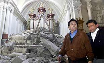 El presidente electo de Perú, Alejandro Toledo (izquierda), visita con el alcalde de Arequipa los daños causados por el seísmo en la catedral de esa ciudad.